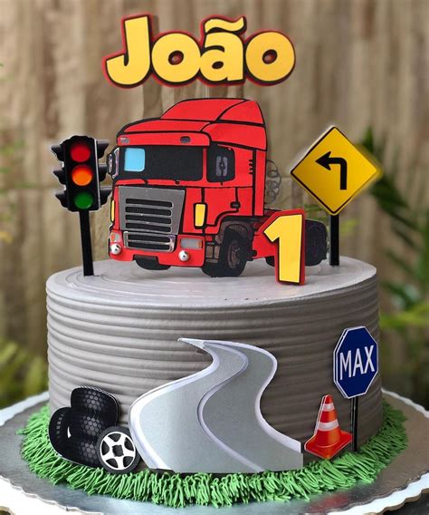 Fotos de bolo tema caminhoneiro  Topo de Bolo de Léo, o caminhão, é um desenho animado sobre carros, caminhões e veículos de construção, para você imprimir, recortar e decorar o seu bolo